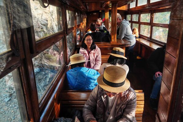 Voz „Nostalgija“, lokomotiva JŽ 83-173, koju čine restaurirani vagoni, saobraća tokom letnje i zimske turističke sezone  - Sputnik Srbija