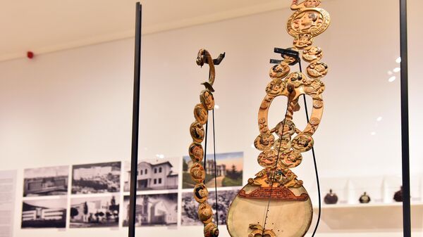 Na izložbi se mogu videti i  nekoliko bogato ukrašenih gusala, kao i guslarski spevovi, koji opisuju trenutak ubistva, sahrane, međunarodnu situaciju... - Sputnik Srbija