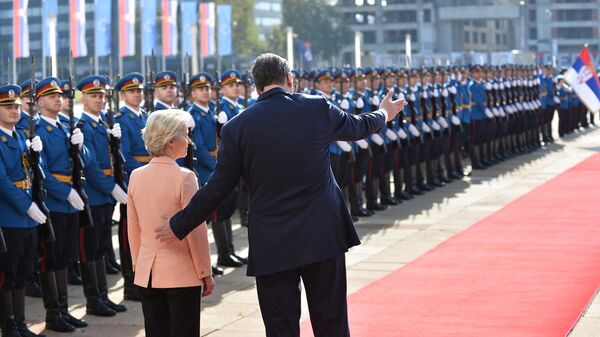 Vučić dočekao Fon der Lajen ispred Palate Srbija