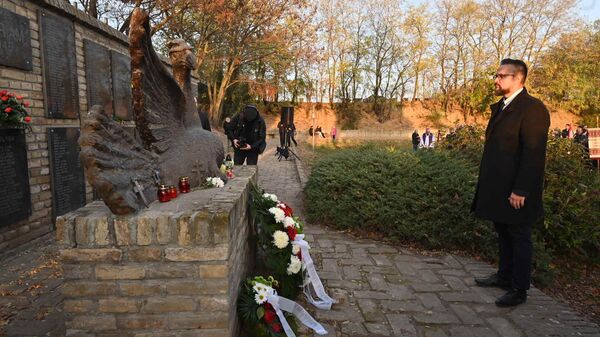 Председник Скупштине АП Војводине Балинт Јухас положио је венац на Сенћанском гробљу у Суботици - Sputnik Србија