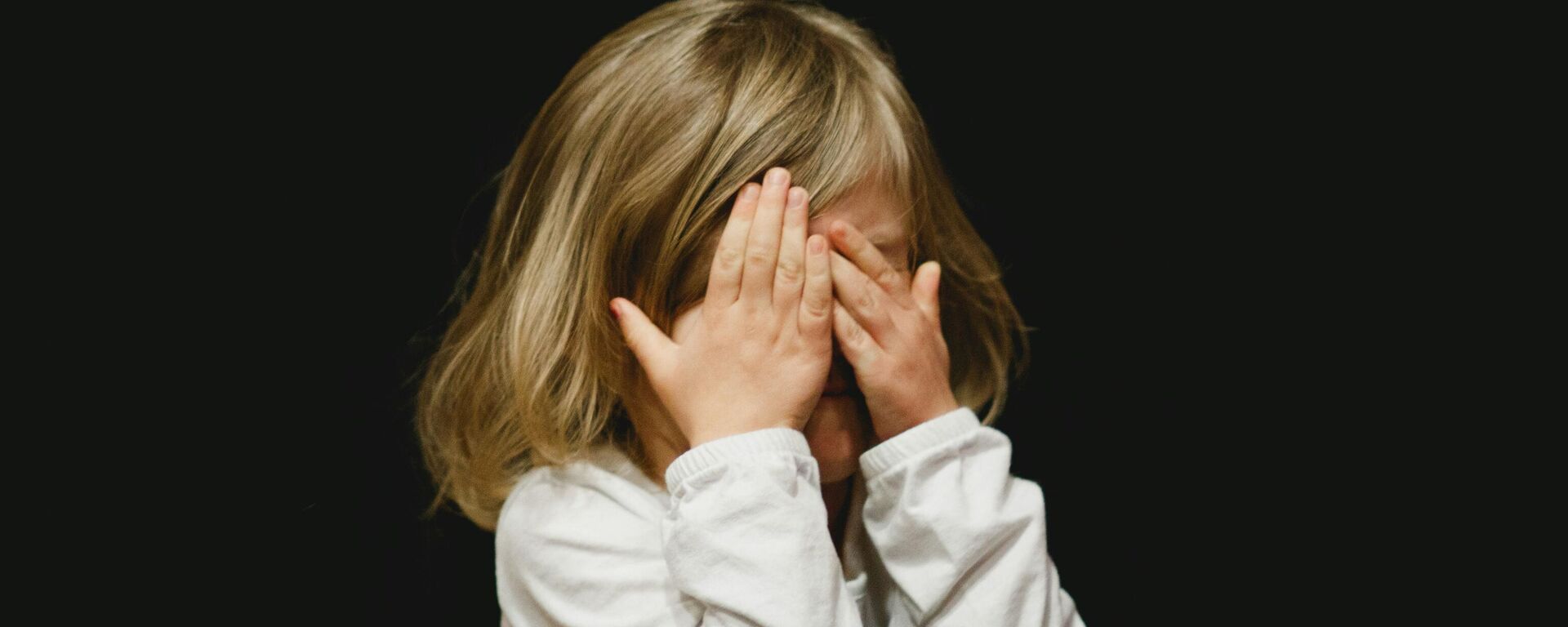 Zlostavljano dete, ilustracija - Sputnik Srbija, 1920, 04.05.2025