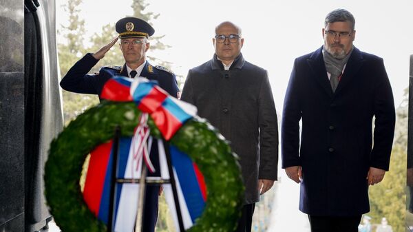 Premijer Srbije Miloš Vučević povodom Dana primirja u Prvom svetskom ratu položio je, kao izaslanik predsednika Republike Srbije, venac na Spomenik neznanom junaku na Avali. - Sputnik Srbija