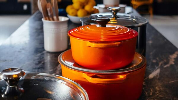 Посуђе чувеног француског бренда „Le Creuset“ - Sputnik Србија