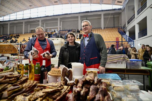 „Ове године имамо најмање 200 аутобуса са туристима из суседне Бугарске, а индивидуалне доласке и не рачунамо. Имамо много туриста из других делова Србије. Ове године имамо 265 метара штандова у хали и 105 метара у граду, тако да имамо карневалску атмосферу. Имамо око сто излагача царибродске шушенице, а посебно ме радује да је од стотинак излагача половина из Димитровграда“, рекао је Андрејев. - Sputnik Србија