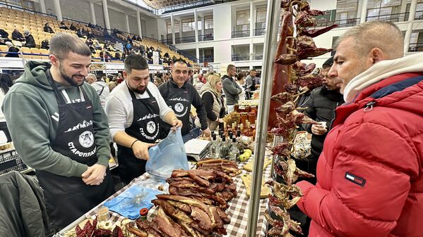 Саша Јовановић, један од искуснијих произвођача шушенице, али и других гурманлука од меса, попут пиротске пеглане кобасице, казао је за Танјуг да му је ово девето учешће на овој манифестацији. - Sputnik Србија