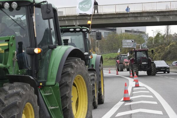 Na fotografiji je blokiran auto-put u okolini Pariza. - Sputnik Srbija