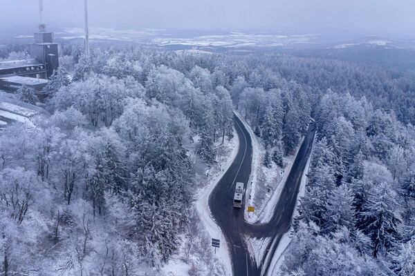 Autobus na putu ka planini Feldberg u blizini Frankfurta. - Sputnik Srbija