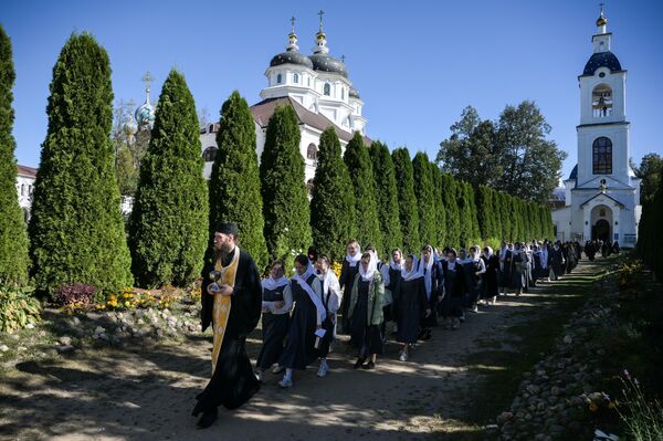 Ученице добијају основно стручно, као и духовно и морално образовање по руској православној традицији. - Sputnik Србија