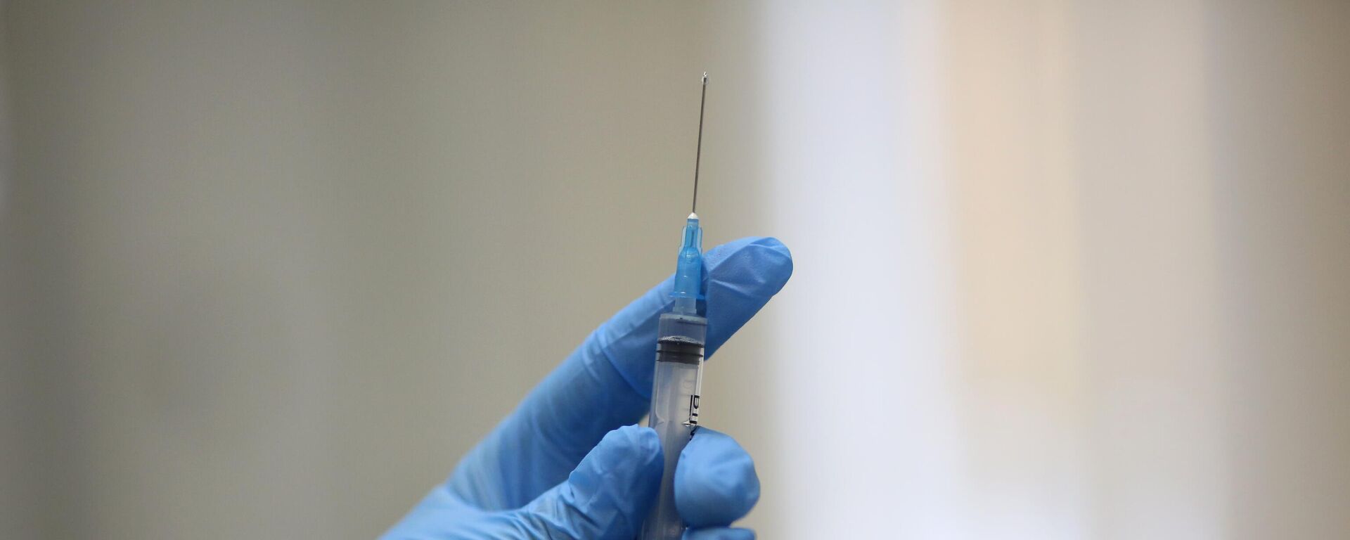 Медицинска сестра припрема вакцину - Sputnik Србија, 1920, 06.09.2025