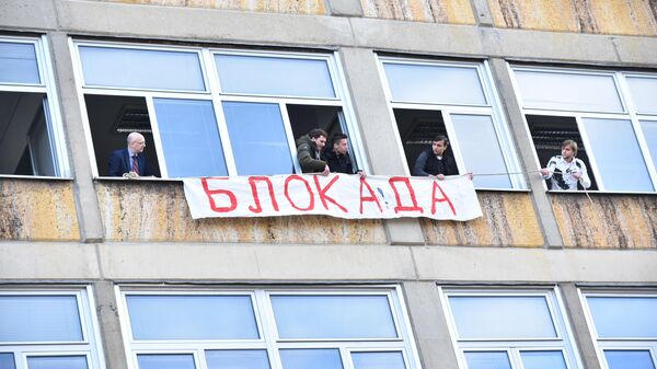 Profesor i studenti Filozofskog fakulteta u Beogradu postavljaju transparent sa natpisom Blokada na zgradu fakulteta - Sputnik Srbija