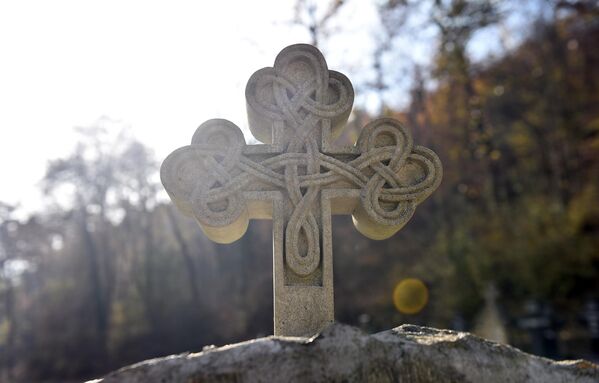 Nakon Kosovskog boja 1389. godine, hram je nekoliko puta spaljivan, pljačkan i rušen, ali ubrzo i obnavljan. Najveća stradanja manastir je doživeo u XVI veku, a u vreme Austrijsko- turskog rata 1716- 1718. godine je srušen do temelja. - Sputnik Srbija