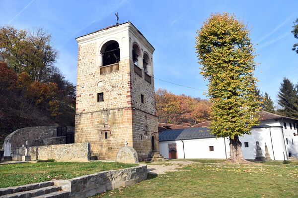 U manastirskoj porti nalazi se veliki zvonik, podignut 1852. godine. Zvonik je visok ok 12 metara i predstavlja jedinstvenu građevinu u čitavom pomoravlju. Sastoji se od tri nivoa i sazidan je od kamena. Na zvoniku se nalaze tri zvona, od kojih je jedno poklon kneza Miloša Obrenovića iz 1833. godine. - Sputnik Srbija