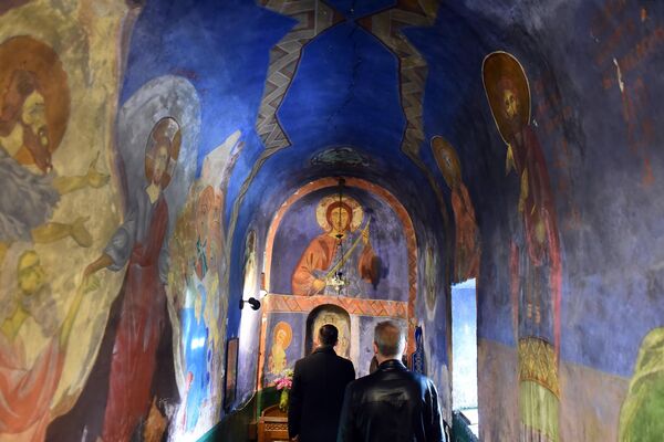 U odvojenom delu hrama, kao posebna kapelica smeštena u uskom hodniku dužine nekoliko metara nalazi se grobnica svetog Romana koju je 1938.godine oslikao akademski slikar iz Beograda Nemanja Brkić. - Sputnik Srbija