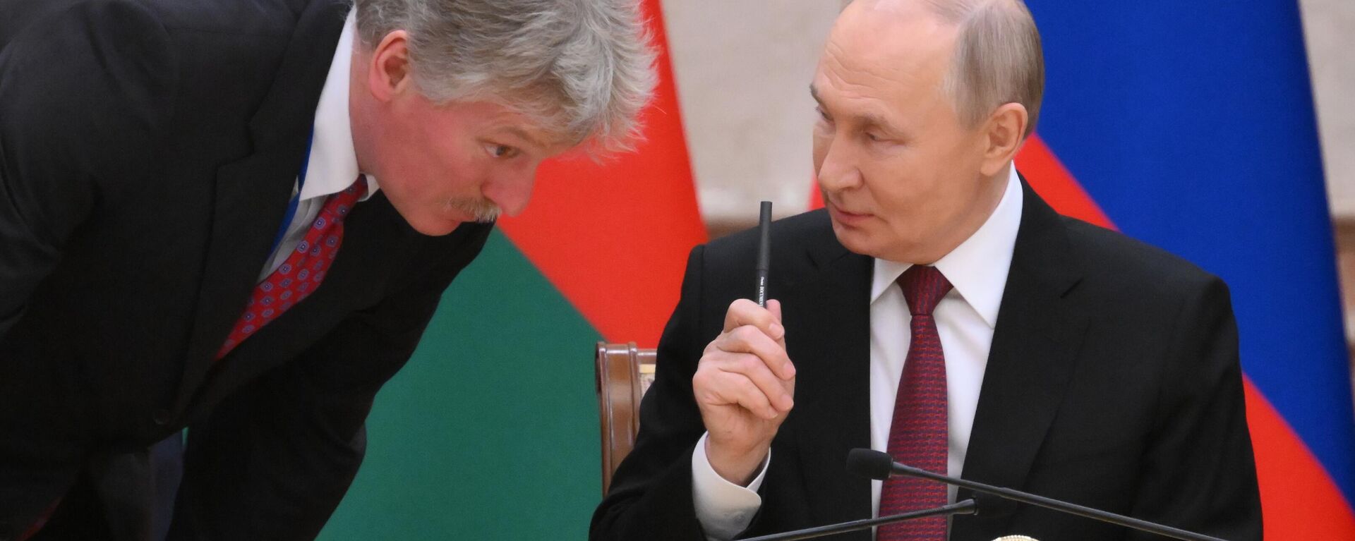 Predsenik Rusije Vladimir Putin i pres sekretar Dmitrij Peskov - Sputnik Srbija, 1920, 16.02.2025