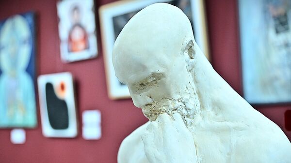 Gipsane skulpture Mislilac i Mislilac autora Vladislava Krstić su takođe izložene u galeriji Istorijskog muzeja Srbije  - Sputnik Srbija