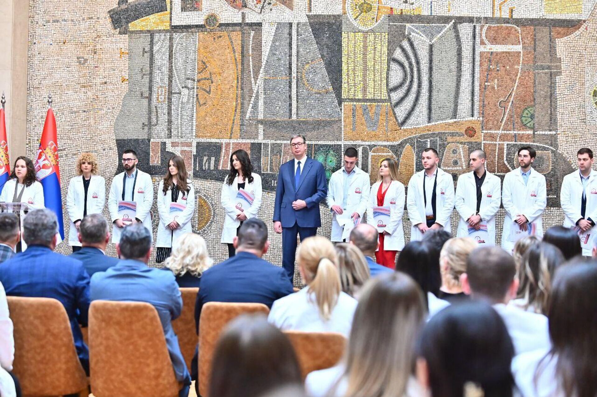 Predsednik Srbije Aleksandar Vučić čestitao najboljim diplomcima medicinskih fakulteta i srednjih medicinskih škola u Srbiji kojima su dodeljeni ugovori o radu  - Sputnik Srbija, 1920, 26.12.2024