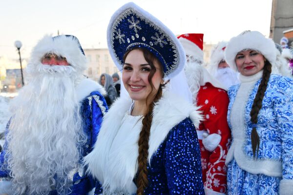 Učesnici praznične parade u okviru festivala „Jelke Zabajkalskog kraja&quot; na Pozorišnom trgu u Čiti. - Sputnik Srbija