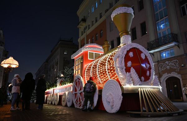 Novogodišnji ukrasi na Ulici Arbat u Moskvi. - Sputnik Srbija