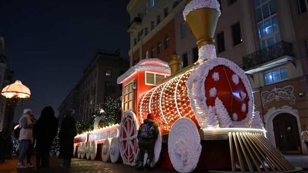 Prednovogodnяя Novogodnie ukrašeniя na ulice Arbat v Moskve - Sputnik Srbija