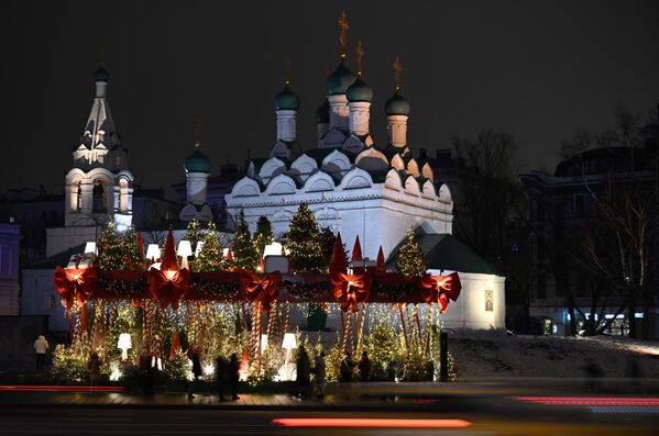 Novogodišnji ukrasi u ulici Novi Arbat u Moskvi. - Sputnik Srbija