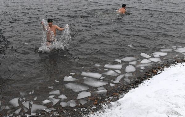 Чланови регионалног спортско-рекреативног клуба пливања у хладној води „Мегапољус“ купају се у Јенисеју током последњег претпразничног састанка клуба. - Sputnik Србија