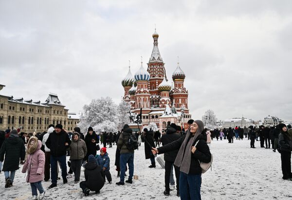 Људи на Црвеном тргу у Москви - Sputnik Србија