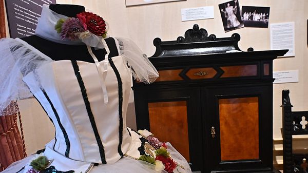 Replika kostima Milica Babić Jovanović. Srpkinja iz Bosanskog Šamca, školovana u Beču na Školi za primenjenu umetnost, sa završenom praksom u Parizu, bila je prvi školovani kostimograf u Srbiji. Posle smrti prvog supruga, udala se za jedinog srpskog nobelovca Ivu Andrića - Sputnik Srbija