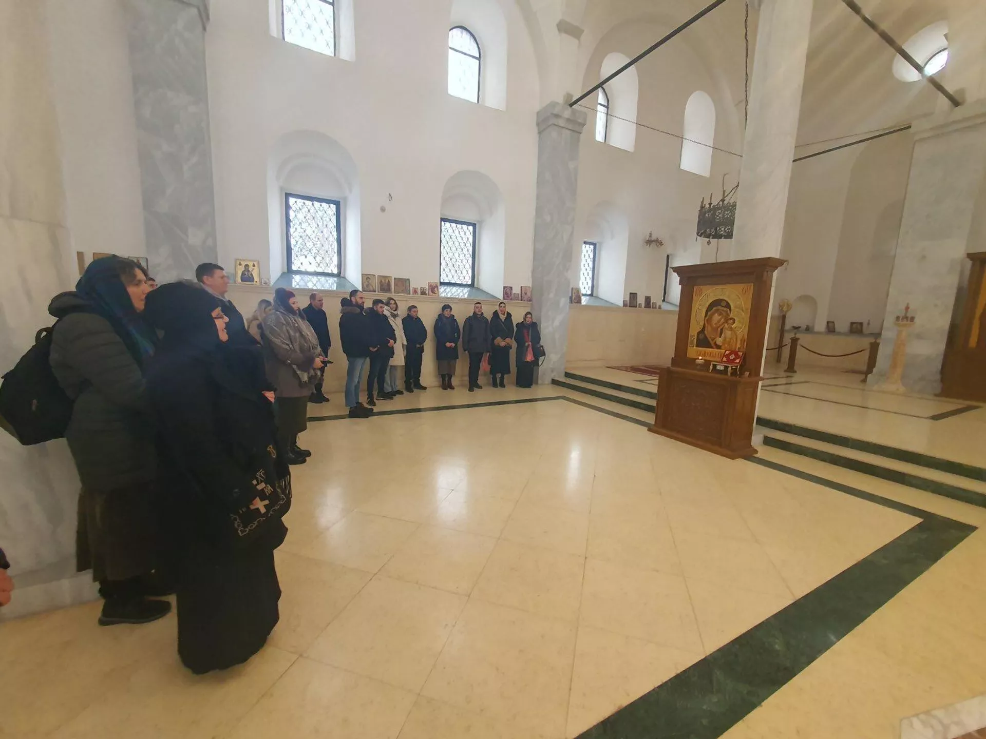 Верници пред иконом у саборном храму св. Ђорђа у Призрену Верници пред иконом у саборном храму св. Ђорђа у Призрену - Sputnik Србија, 1920, 05.01.2025