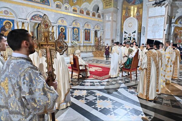 Tokom liturgije pročitana je božićna poslanica patrijarha Porfirija koji je u njoj poželeo svakom verniku da danas svoje srce zagreje plamenom koji je grejao novorođenog Bogomladenca, a od svoga doma, radošću porodičnog okupljanja, načini Vitlejemsku pećinu u kojoj je Isus Hristos rođen. - Sputnik Srbija