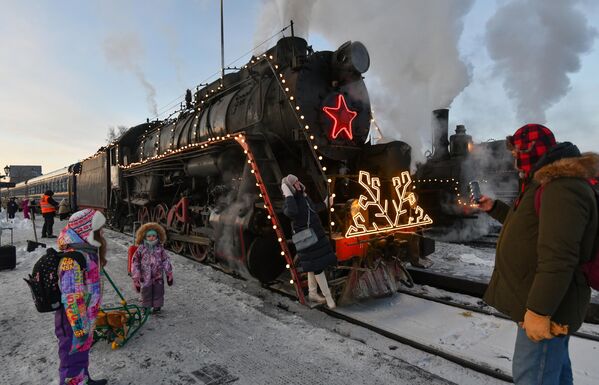 Retro voz &quot;Ruski ekspres&quot;, koji saobraća u Republici Kareliji između grada Sortavale i nacionalnog parka Ruskeala. - Sputnik Srbija