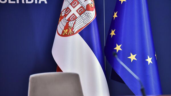 Prazna stolica ispod zastava EU i Srbije - Sputnik Srbija