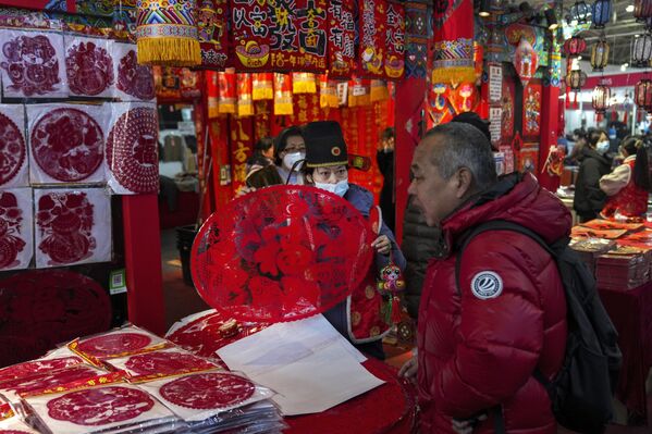 На фотографији је приказан делић атмосфере на новогодишњем базару у Пекингу. - Sputnik Србија
