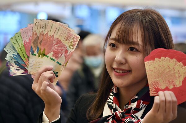 Банкарски службеник показује нове новчанице из Хонгконга. - Sputnik Србија