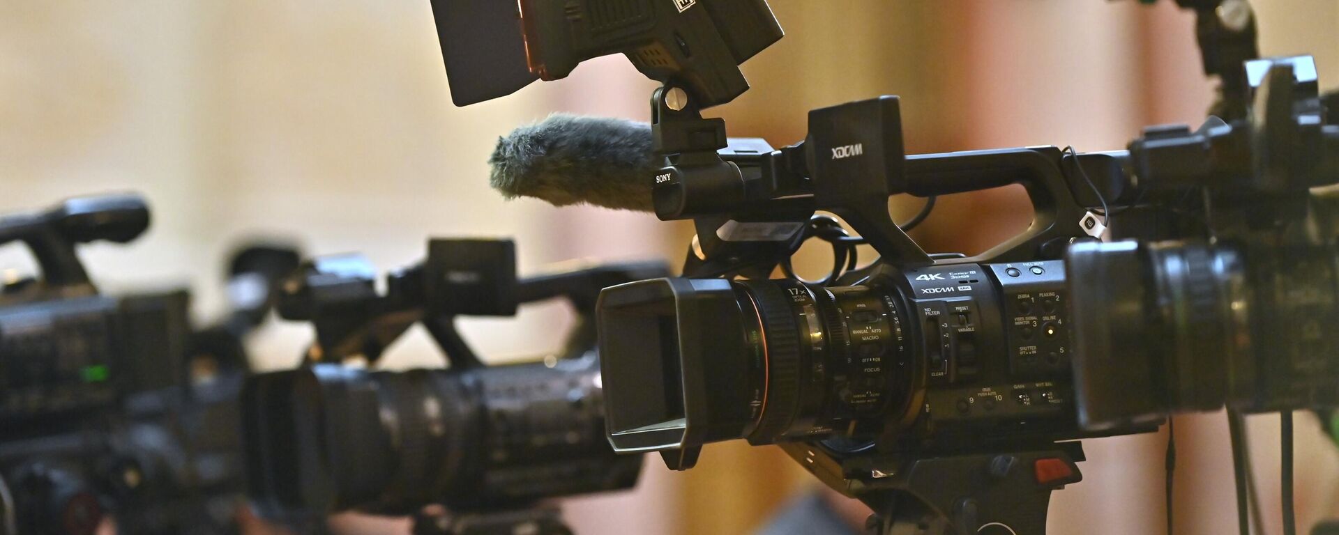 Kamere medijskih ekipa - Sputnik Srbija, 1920, 30.08.2025