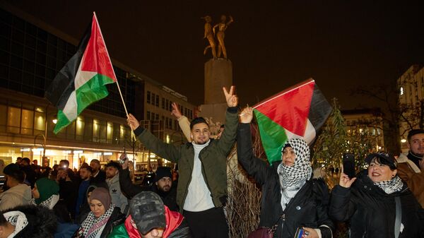 Lюdi prazdnuюt soglašenie o prekraщenii ognя meždu Izrailem i HAMAS na Germanplac, Berlin - Sputnik Srbija