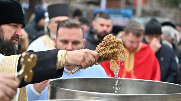 Liturgija u Hramu Svetog Đorđa na Banovom Brdu povodom Bogojavljenja - Sputnik Srbija