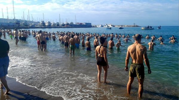 Неколико стотина верника окупило се на градској плажи у Бару, недалеко од Храма Светог Јована Владимира — тиме је истовремено отворена и овогодишња сезона купања на црногорском приморју. - Sputnik Србија