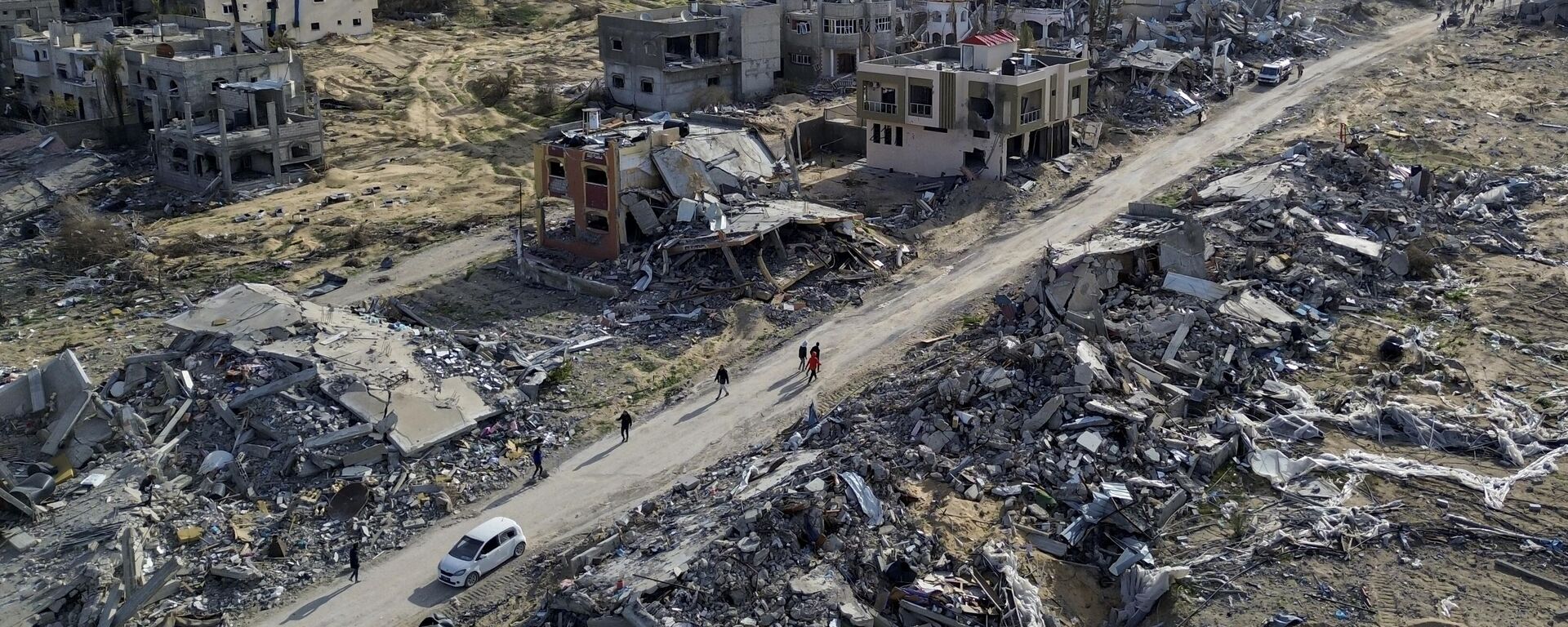 Палестинцы идут по руинам, оставленным израильской воздушной и наземной атакой в ​​Рафахе - Sputnik Србија, 1920, 10.03.2025