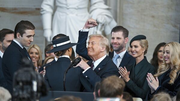 Izbrannый prezident Donalьd Tramp so svoeй semьeй posle prinяtiя prisяgi na 60-й ceremonii inauguracii v Rotonde Kapitoliя v Vašingtone - Sputnik Srbija