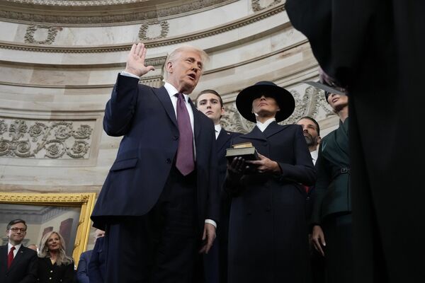 У првом обраћању по полагању заклетве, Трамп је, између осталог, поручио да &quot;златно доба Америке почиње сада&quot;, да је 20. јануар 2025. дан ослобођења и да &quot;моћ Америке зауставити све ратове и донети нови дух јединства у свет који је био зао, окрутан и потпуно непредвидив&quot;. - Sputnik Србија