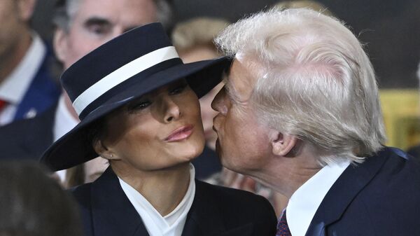 Izbrannый prezident Donalьd Tramp celuet Melaniю Tramp pered 60-й ceremonieй inauguracii v Rotonde Kapitoliя v Vašingtone - Sputnik Srbija