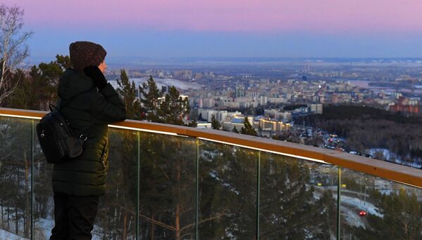 Девојка током заласка сунца на видиковцу Николаевскаја сопка - највишој географској тачки у граду Краснојарск. Девојка током заласка сунца на видиковцу Николаевскаја сопка - највишој географској тачки у граду Краснојарск. - Sputnik Србија