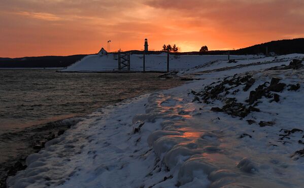 Ледена обала Јенисеја у горњем базену Краснојарске хидроелектране на заласку сунца. Ледена обала Јенисеја у горњем базену Краснојарске хидроелектране на заласку сунца. - Sputnik Србија