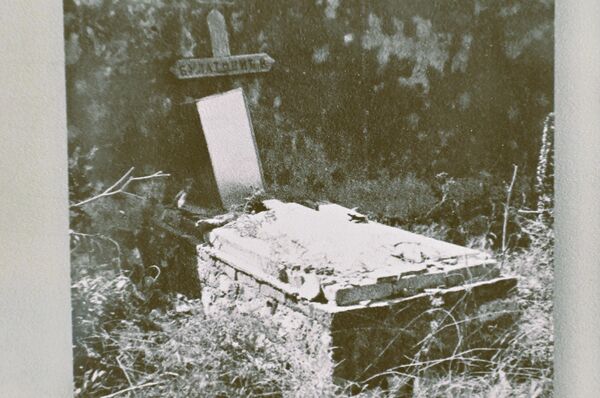 У првим данима искрцавања српске војске на оство Крф, савезнички официри су на малом острву Лазарет обављали тријажу, током које су најтежи болесници упућени на оближње каменито острво Видо где су исцрпљени војници масовно умирали. (Војнички гроб на острву Лазарет). - Sputnik Србија