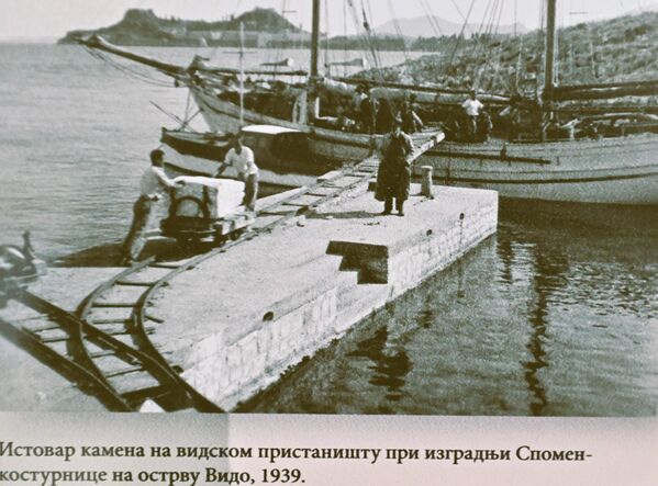 Сав материјал за изградњу потицао је из Србије. Камен за Маузолеј и крстове клесан је у мајдану Момин камен код Џепа, у Грделичкој клисури, гранит за облагање стигао је из Кадине луке код Љига, а цемент из Беочина.  - Sputnik Србија