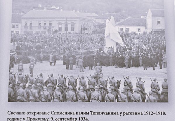 Аутори изложбе су историчари др Ненад Лајбеншпергер из Републичког завода за заштиту споменика културе и мср Драган Теодосић и Јелена Ђуришић из Архива Југославије, уз сарадњу више појединаца.  - Sputnik Србија