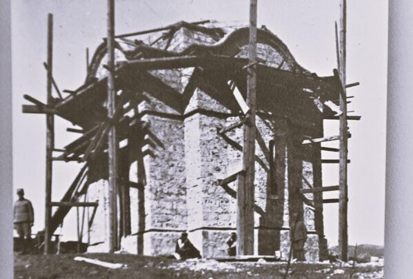 Спомен костурница у Удову подигнута у спомен на 270 српских војника и официра које су зверски убиле бугарске комите на Велики петак 2. априла 1915. године. Спомен-костурница завршена је 1936. када је и освећена. Поред војника погинулих у Валандовском поклољу ту су положене и кости 2.000 њихових ратних другова погинулих на југу Македоније, у општинама Ђевђелија, Дојран, Струмица и Неготино. - Sputnik Србија