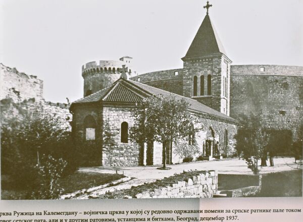 Црква Ружица  на Калемегдану. За време Првог светског рата, 1915. године црква је разорена, а садашњи изглед добила је након обнове 1925. године. Пројекат реконструкције радио је руски архитекта Николај Краснов. У непосредној близини цркве налази се спомен костурница у којој су похрањени посмртни остаци војника погинулих током борби за одбрану Београда 1915. године  - Sputnik Србија