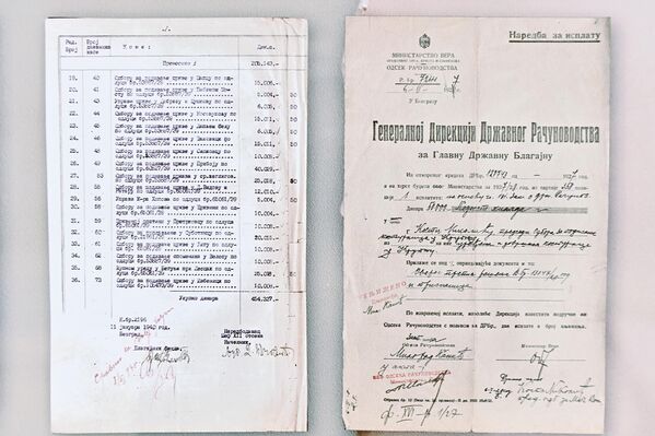 Поред фотографија меморијала, поставку изложбе чине и различити документи – од преписке разних органа у вези уређивања гробаља и подизања спомен-обележја, преко спискова особа сахрањених у гробљима, скицама почивалишта као и планова споменика и спомен-костурница - Sputnik Србија