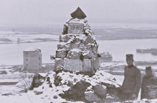 "И само дотле, до тог камена, до тог бедема, ногом ћеш ступит можда, поганом! Дрзнеш ли даље?"...Песник Ђура Јакшић, у једној од најлепших родољубих песама „Отаџбина“, најверније приказује колико је осећање љубави према родној груди дубоко уткано у биће нашег народа, и  колика је спремност српског сељака и војника да крвљу брани и одбрани сваки грумен земље своје. - Sputnik Србија